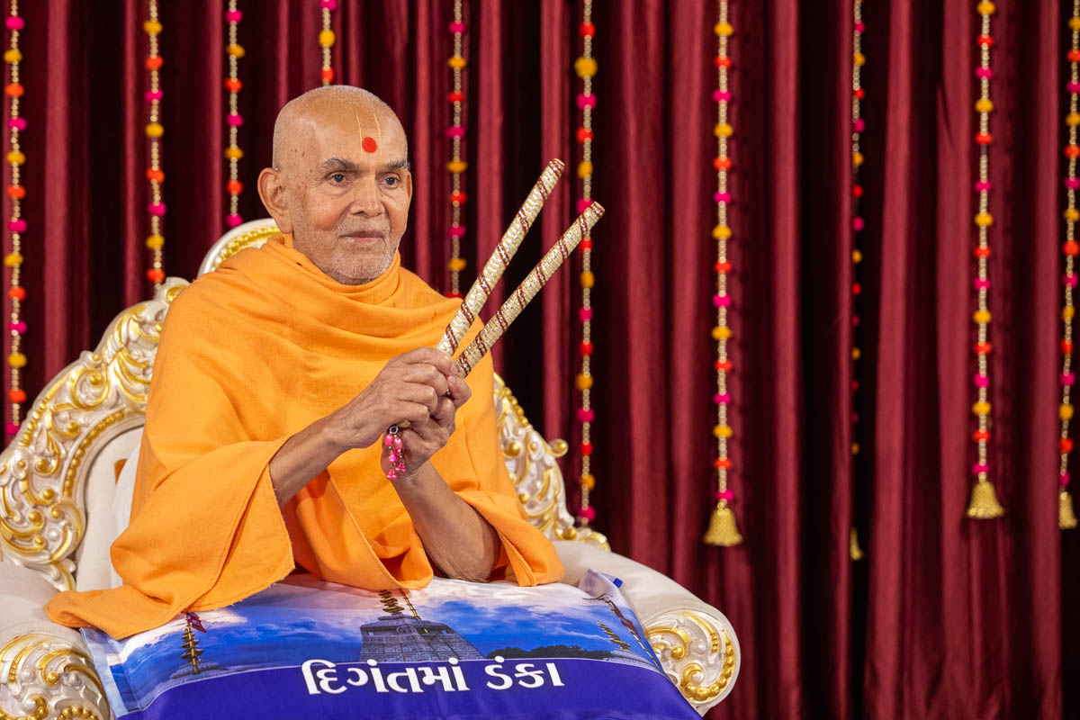 Swamishri plays ras with sadhus via video conference