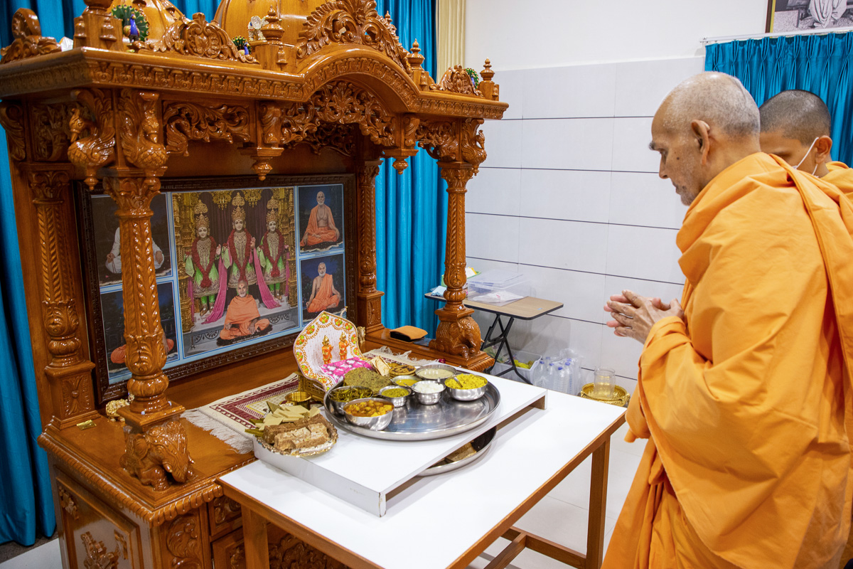 Swamishri engrossed in darshan of thal offered to Shri Harikrishna Maharaj and Shri Gunatitanand Swami in the evening