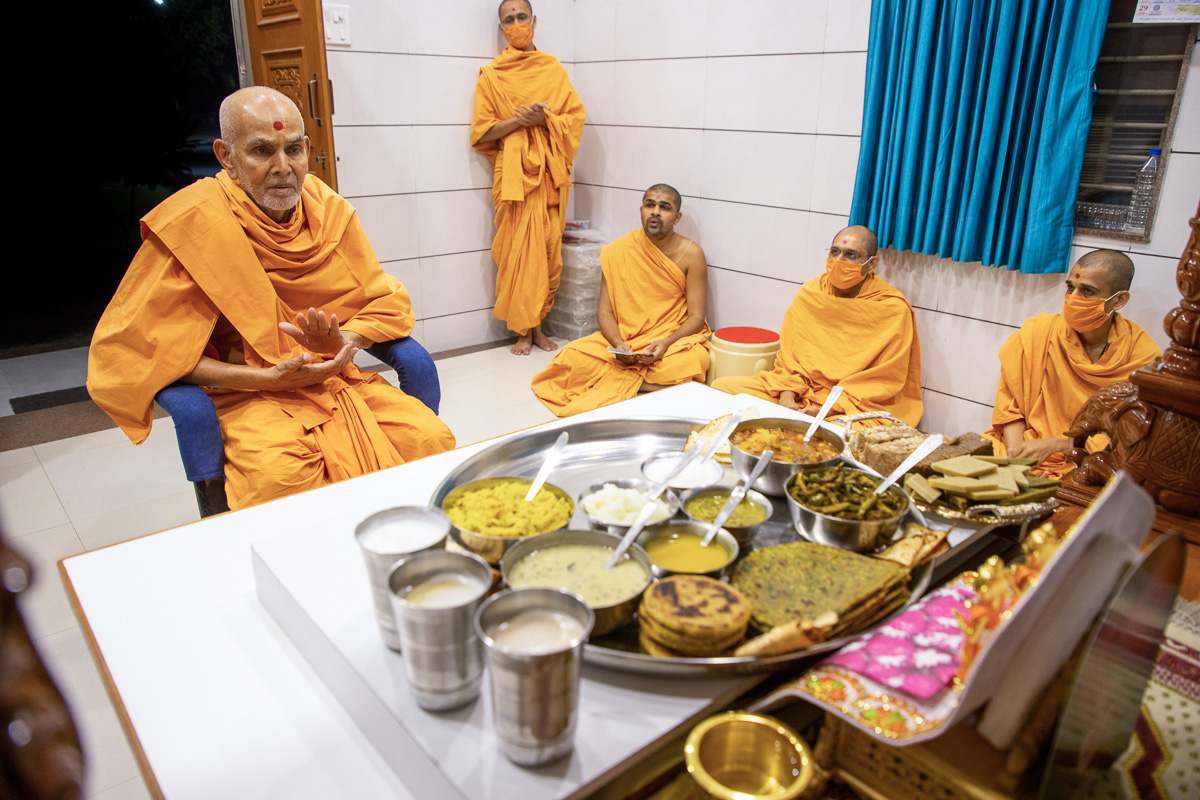 Swamishri sings thals