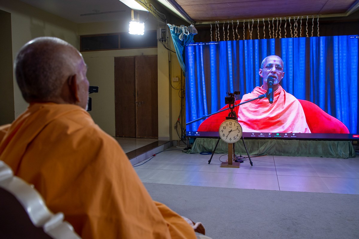 Priyavrat Swami addresses the assembly