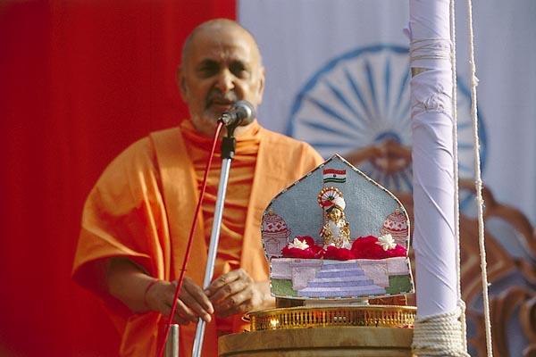  Swamishri blesses the event