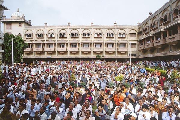  Devotees gathered for Swamishri�s darshan in the mandir precincts 