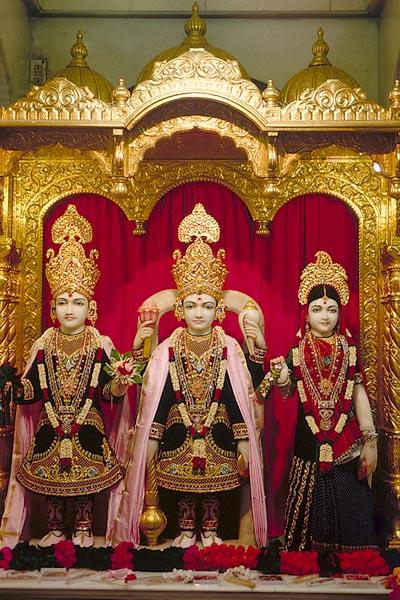  Shri Harikrishna Maharaj and Shri Lakshmi Narayan Dev 