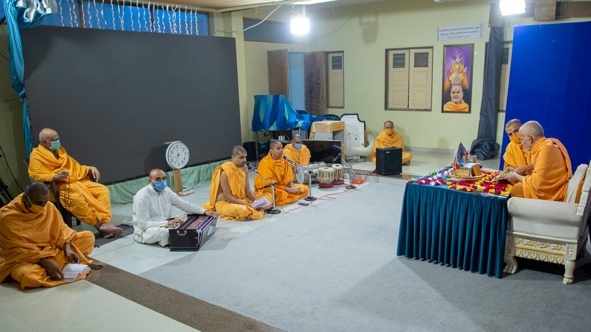 Sadhus sing kirtans in Swamishri's morning puja 