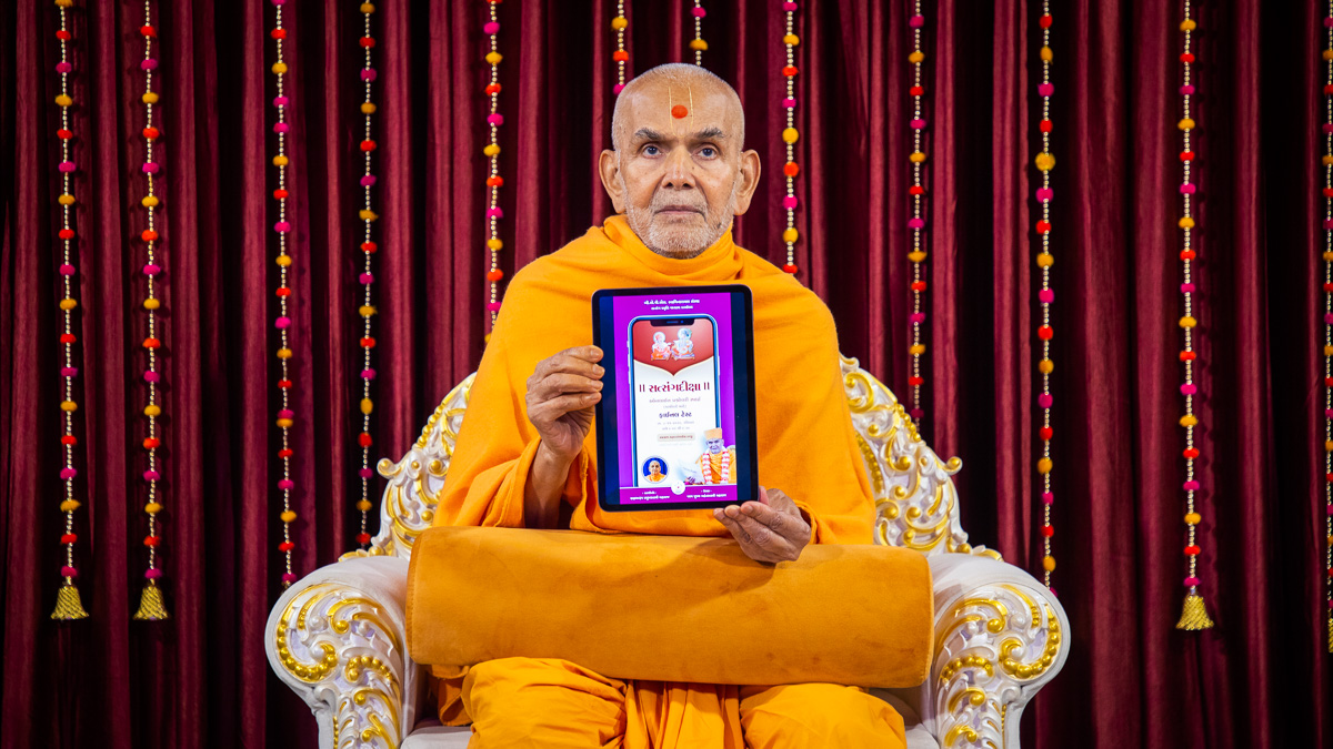 Swamishri inaugurates the Satsang Diksha online test for karyakars in India