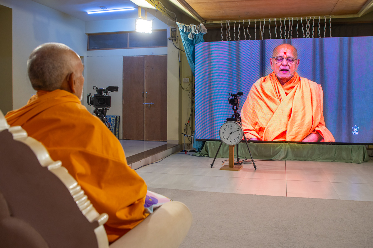 Pujya Ishwarcharan Swami addresses the evening Aksharbrahma Gunatit Satra lecture series