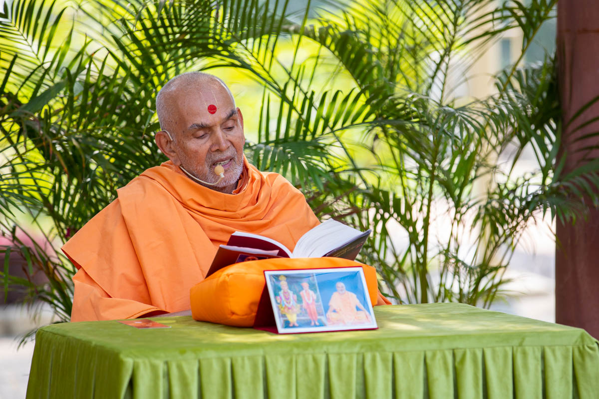 Swamishri reads the jivan charitra (Part 4) of Brahmaswarup Shri Pramukh Swami Maharaj