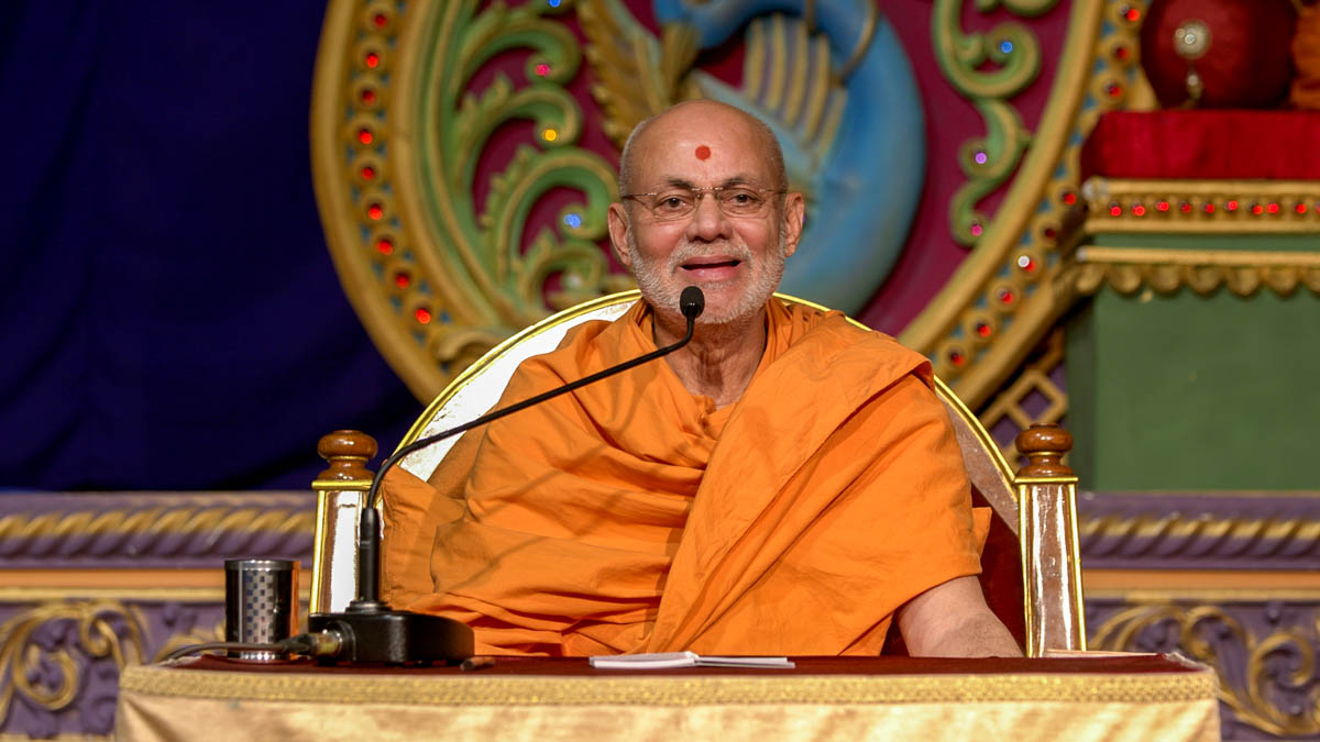 Pujya Viveksagar Swami addresses the evening Aksharbrahma Gunatit Satra lecture series