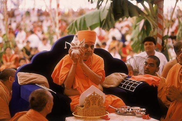  Swamishri holds a kalash as part of the yagna rituals