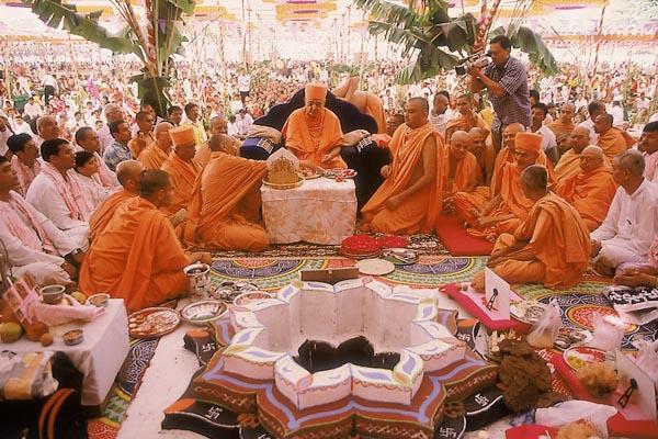  Swamishri performs rituals at the main yagna vedi