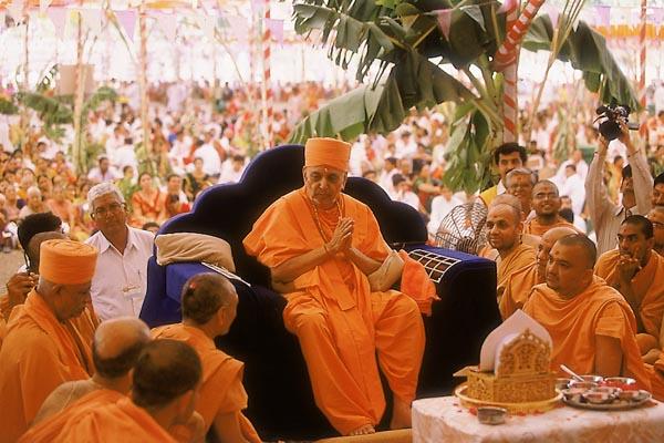  Swamishri finally gives blessings 