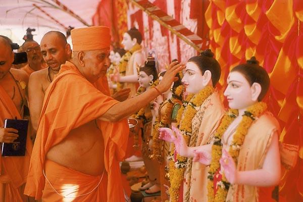  Swamishri performs pujan of murtis  