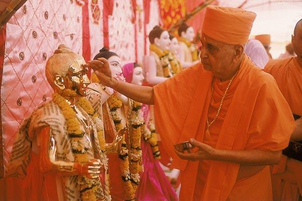  Swamishri performs pujan of murtis  