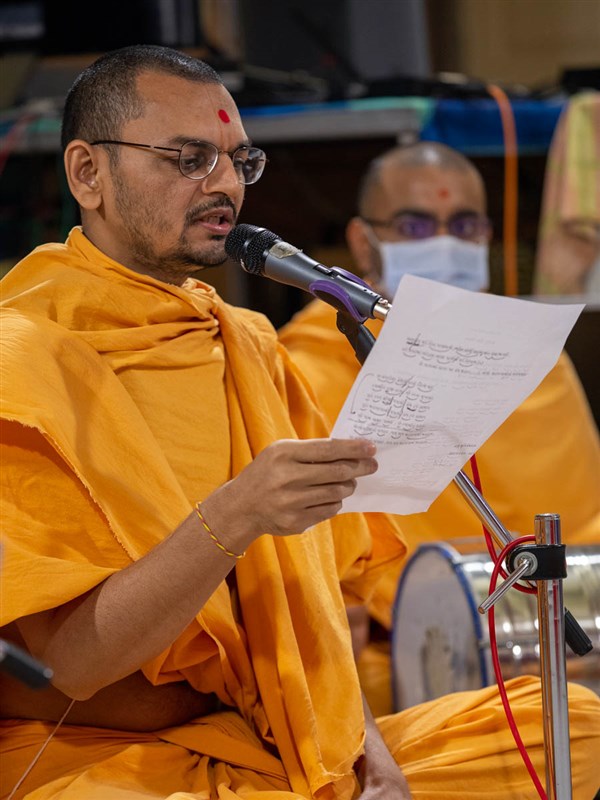 Brahmanayan Swami sings a kirtan in Swamishri's daily puja