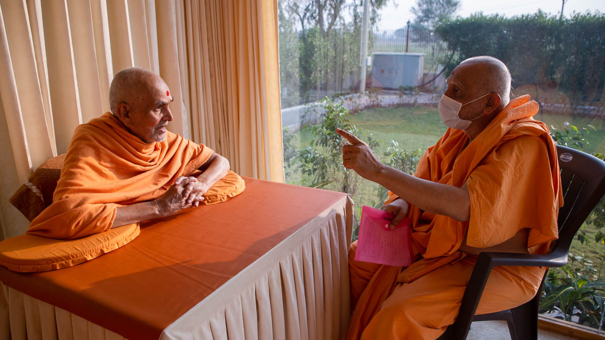Swamishri converses with Atmaswarup Swami