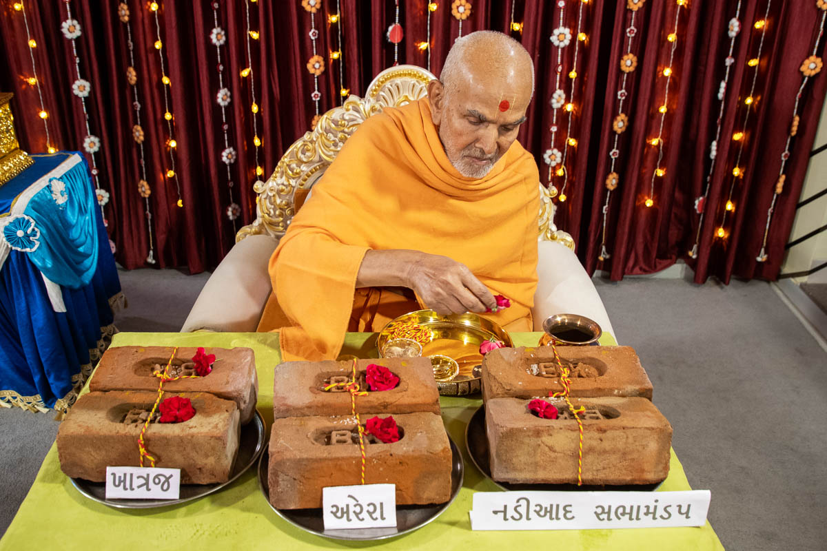 Swamishri performs pujan of bricks