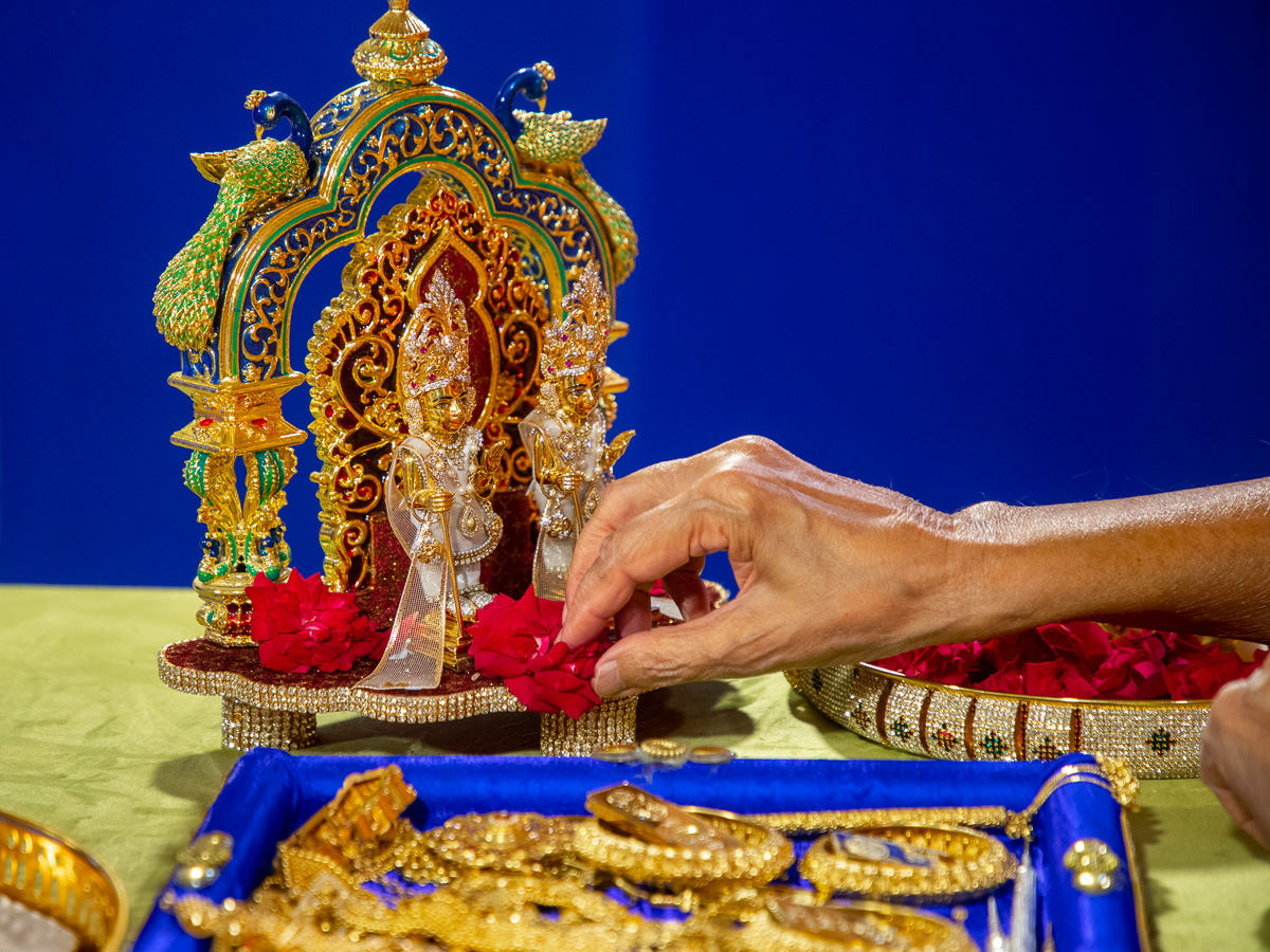 Swamishri offers flowers to Shri Harikrishna Maharaj and Shri Gunatitanand Swami