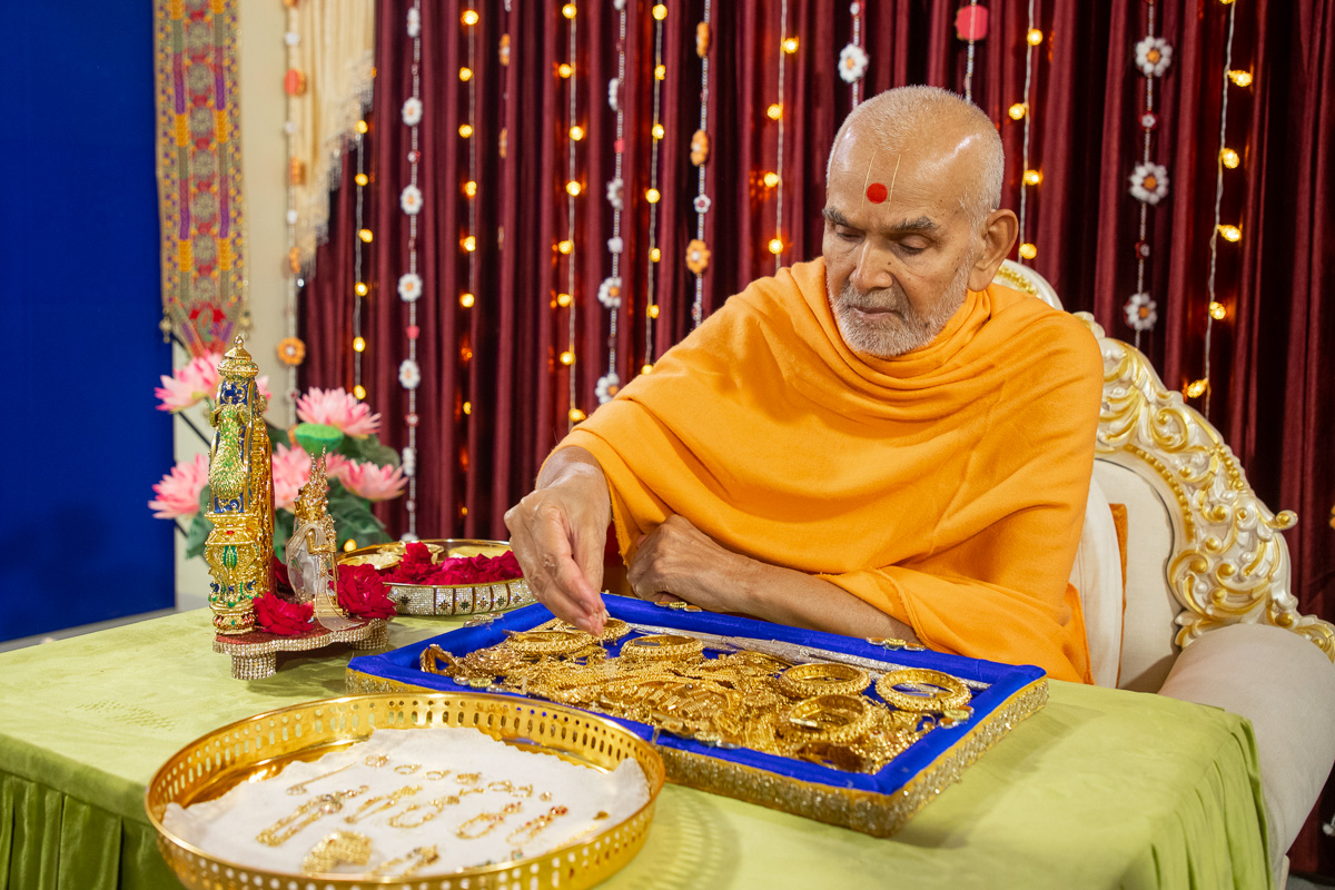 Swamishri performs pujan of Thakorji's ornaments