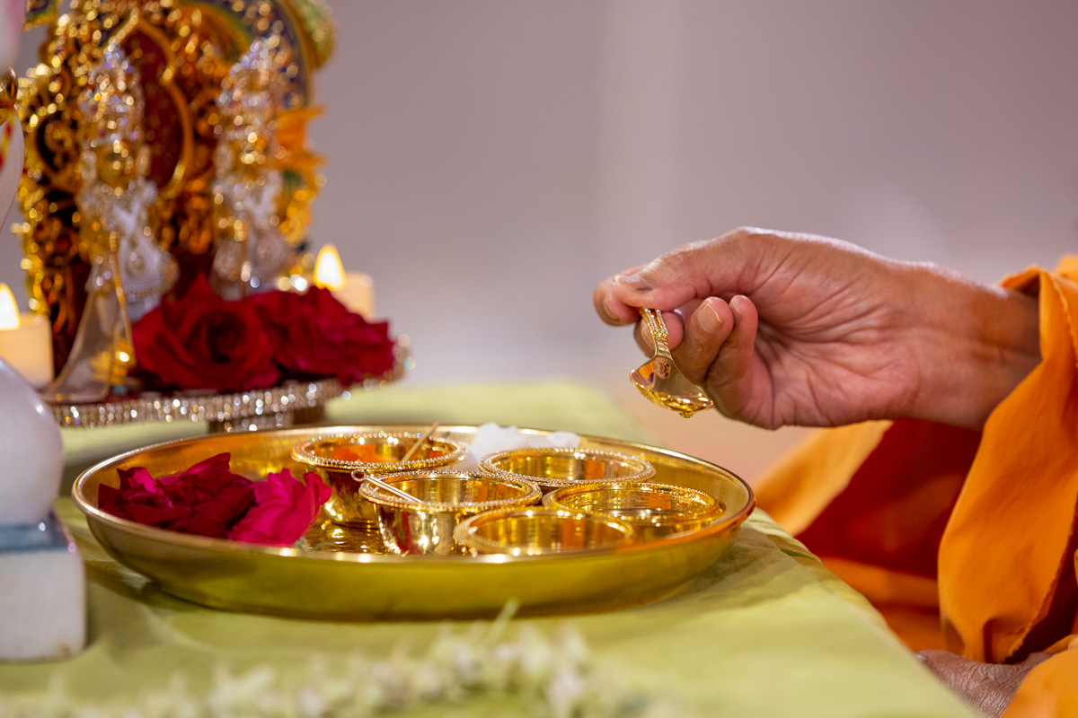 Swamishri performs Shri Hanuman puja rituals