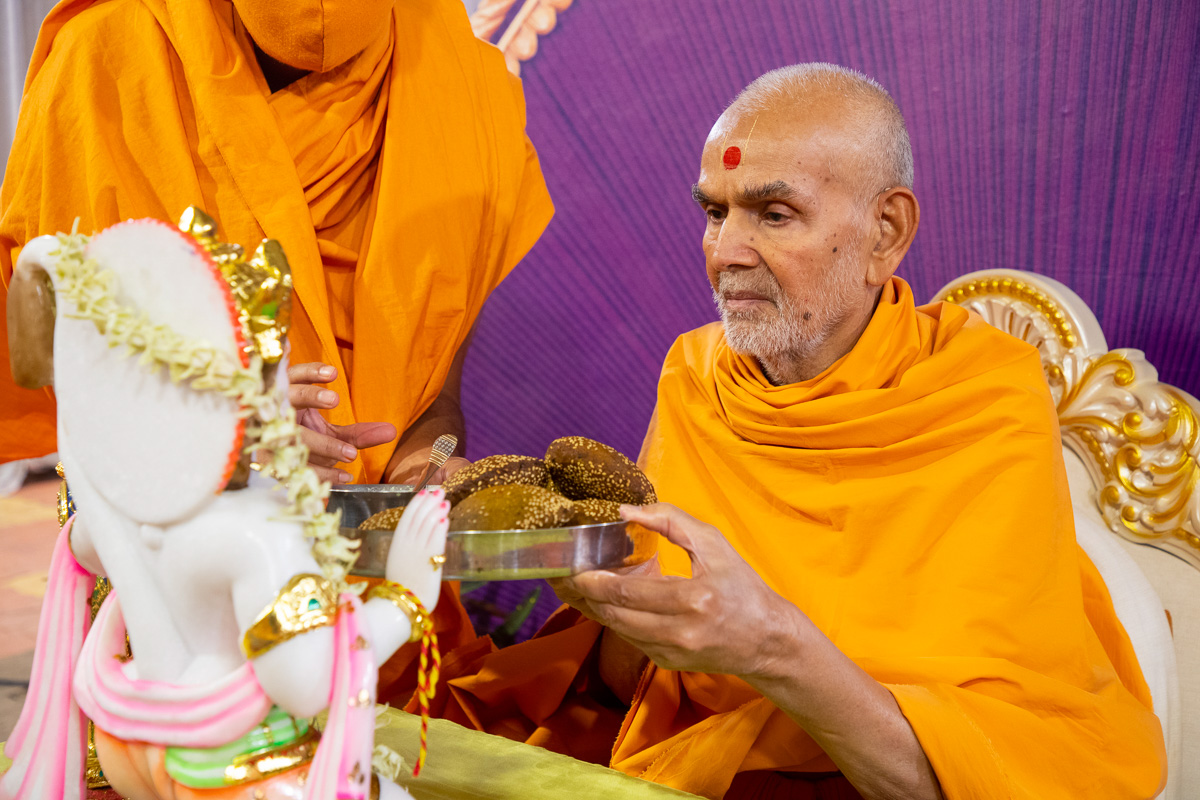 Swamishri offers thal to Shri Hanumanji