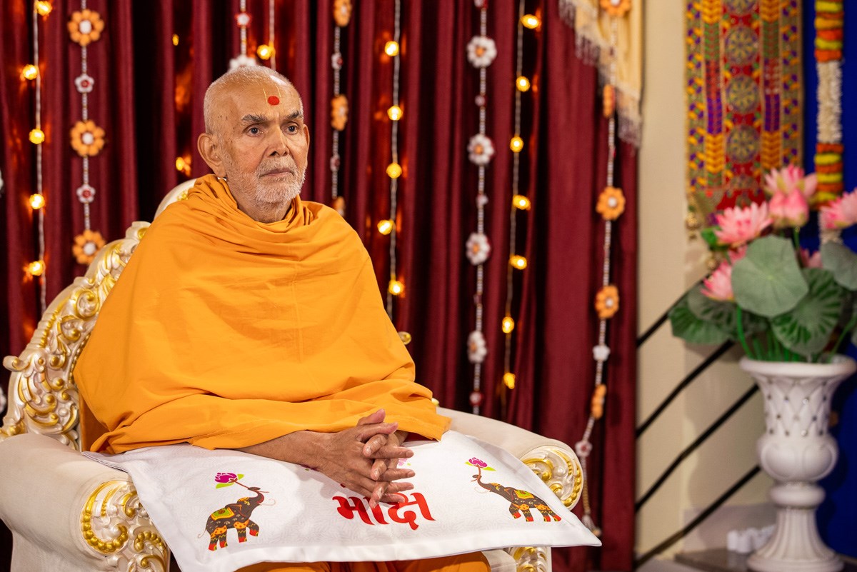 Swamishri during the evening Aksharbrahma Gunatit Satra lecture series