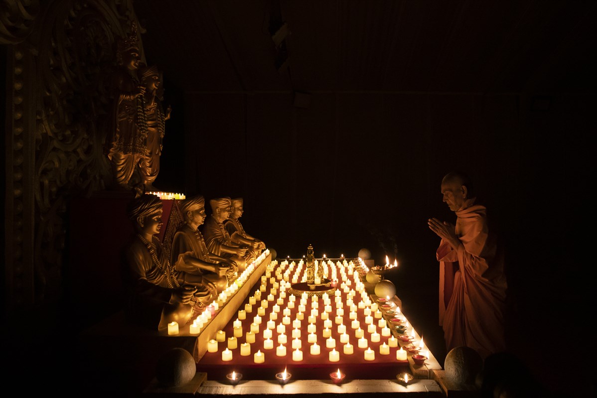 Swamishri lights divas to commemorate Diwali
