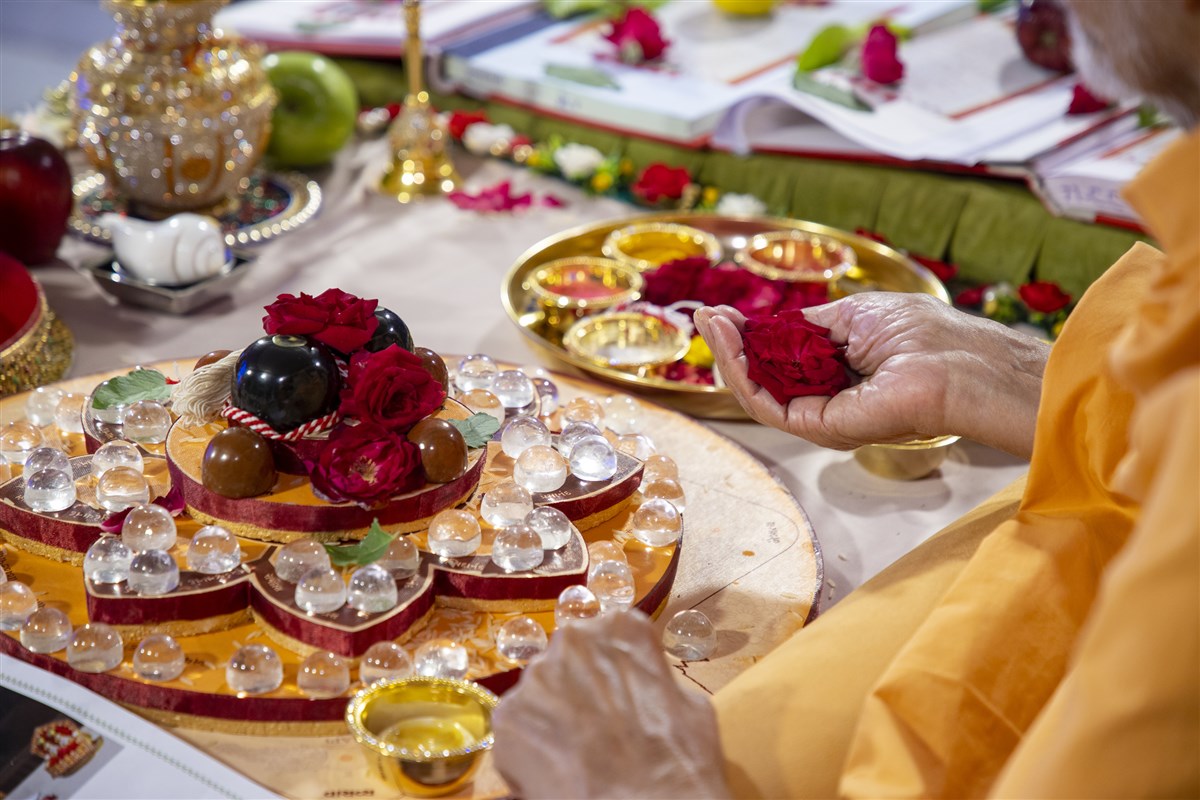 Swamishri performs mahapuja rituals