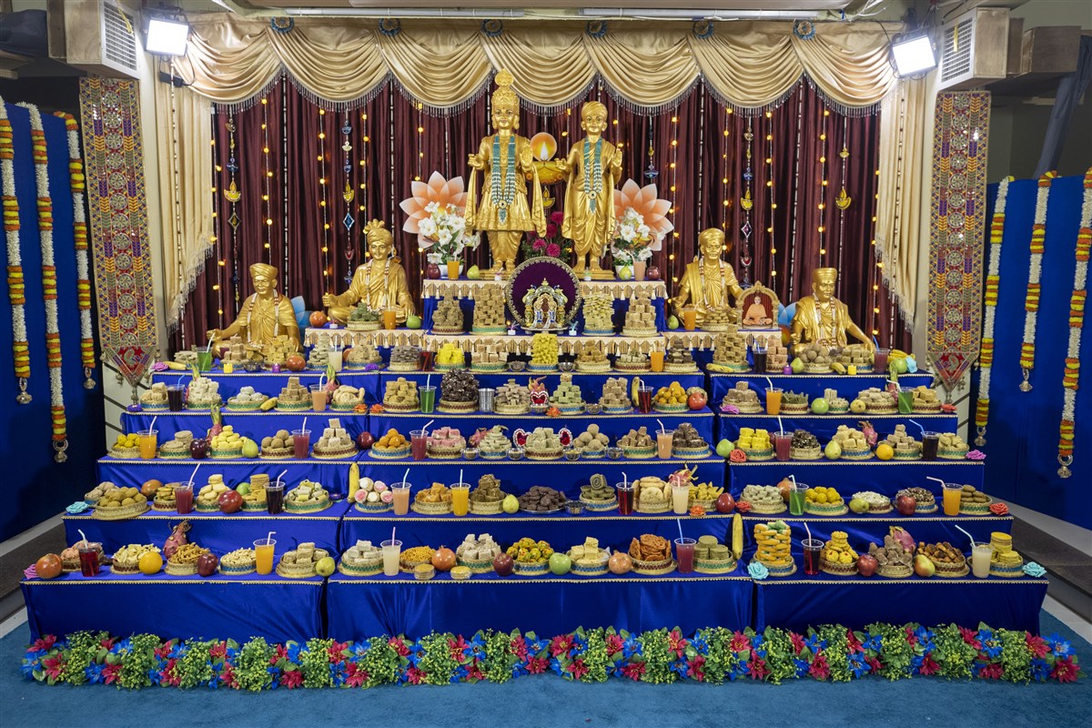 Annakut offered to Bhagwan Swaminarayan, Aksharbrahma Gunatitanand Swami and Shri Guru Parampara