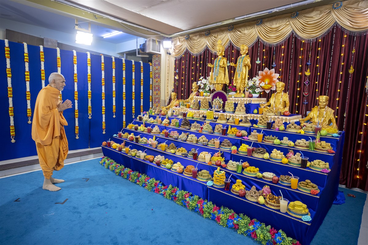 Swamishri engrossed in darshan of the annakut