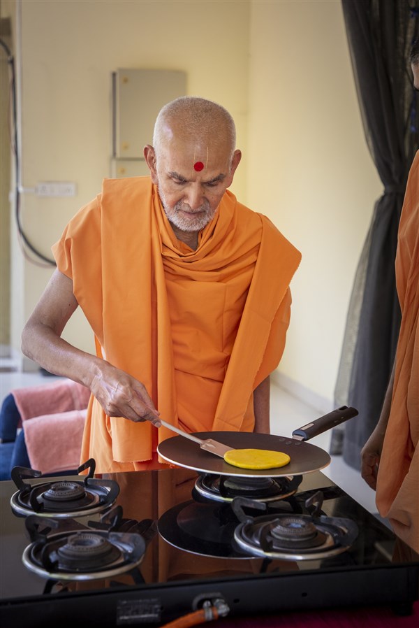 Swamishri prepares puranpoli
