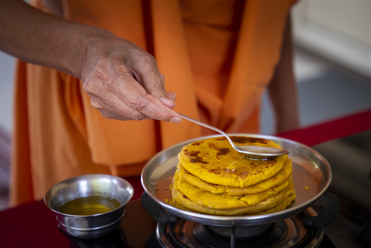 Swamishri prepares puranpoli