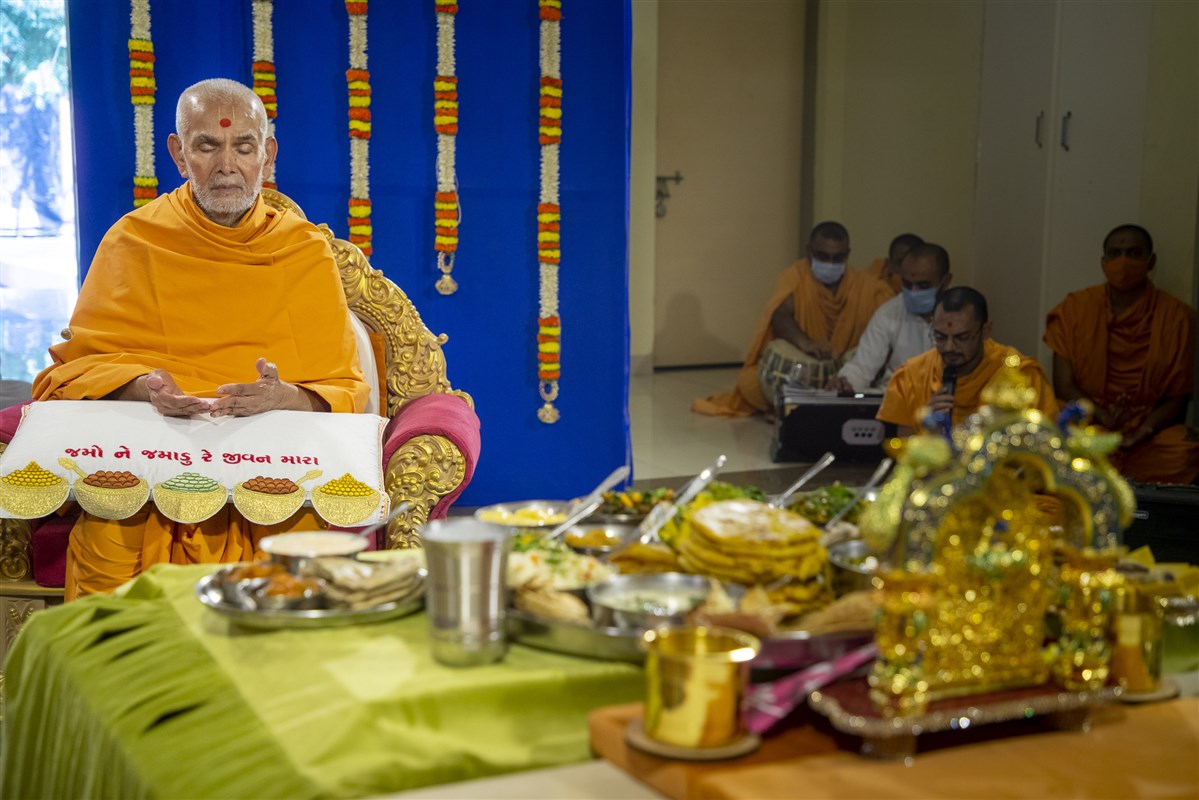 Swamishri and sadhus sing thals