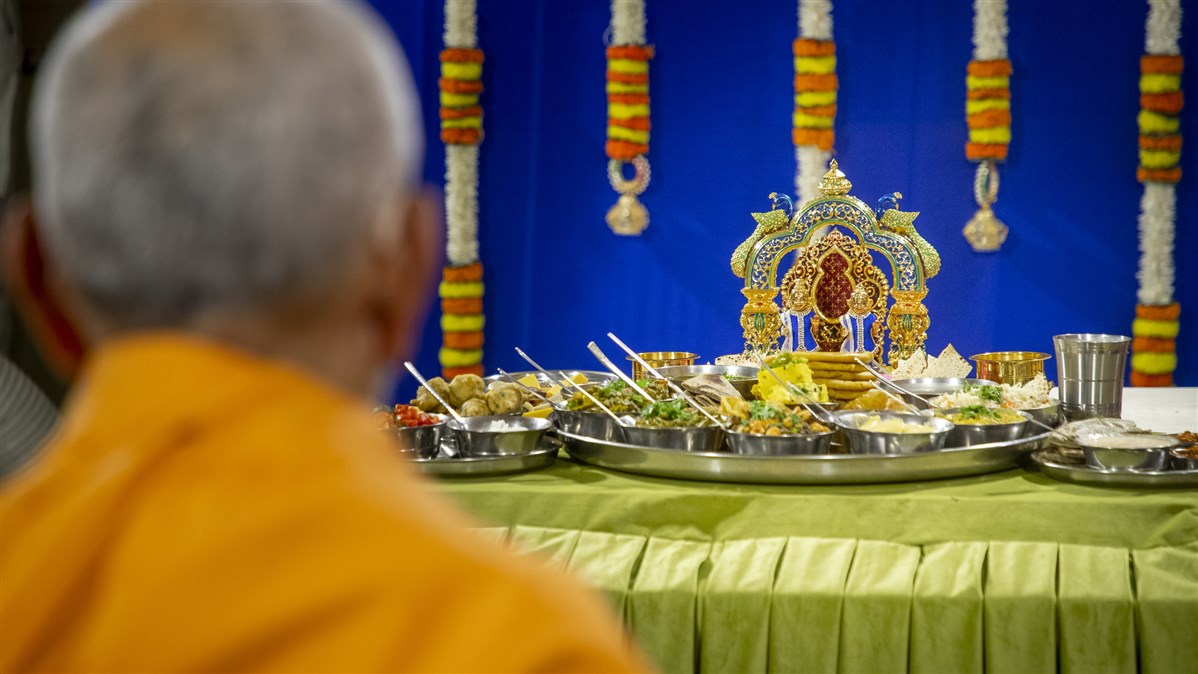Thal offered to Shri Harikrishna Maharaj and Shri Gunatitanand Swami