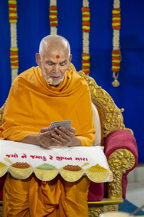 Swamishri sings thals