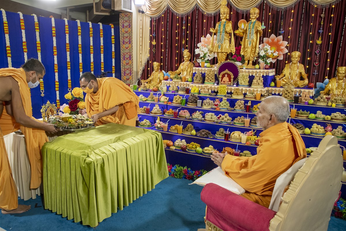Sadhus offer thal to Shri Harikrishna Maharaj and Shri Gunatitanand Swami
