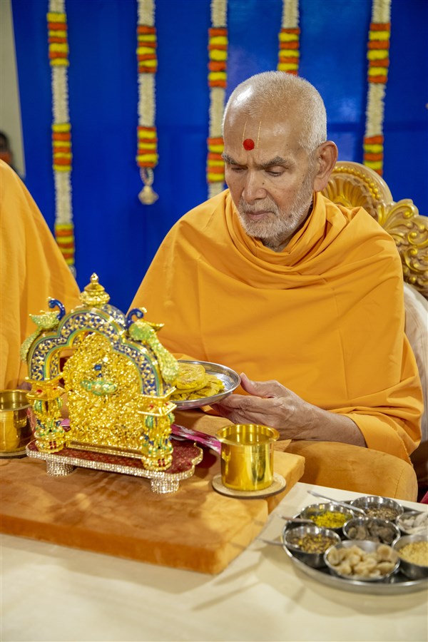Swamishri offers puranpoli to Shri Harikrishna Maharaj and Shri Gunatitanand Swami