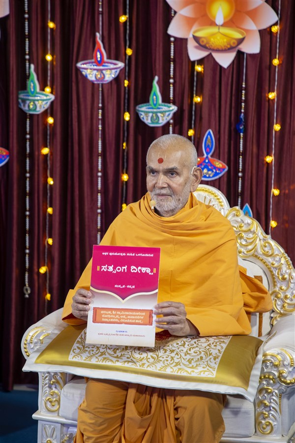 Swamishri inaugurates Satsang Diksha in Kannada language