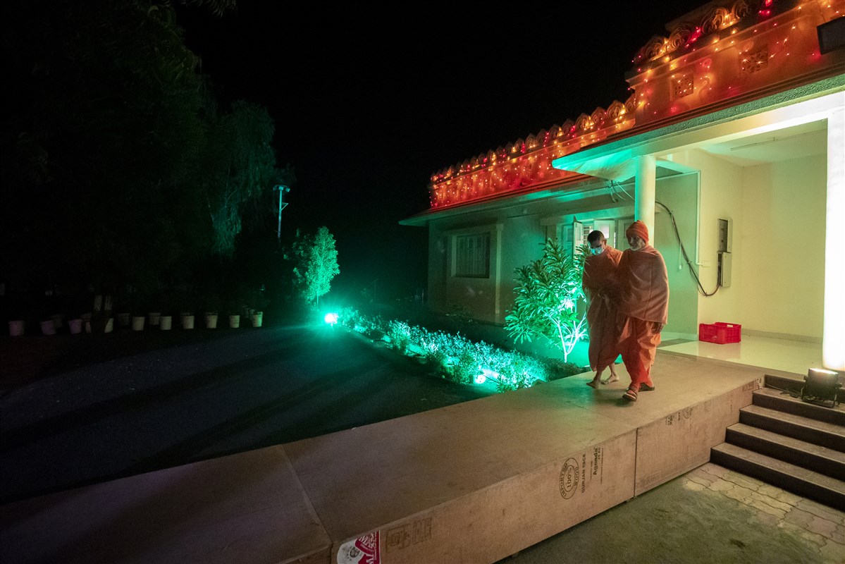 At 2.40 am Param Pujya Mahant Swami Maharaj arrives in the Shantivan grounds to see volunteers preparing a rangoli design
