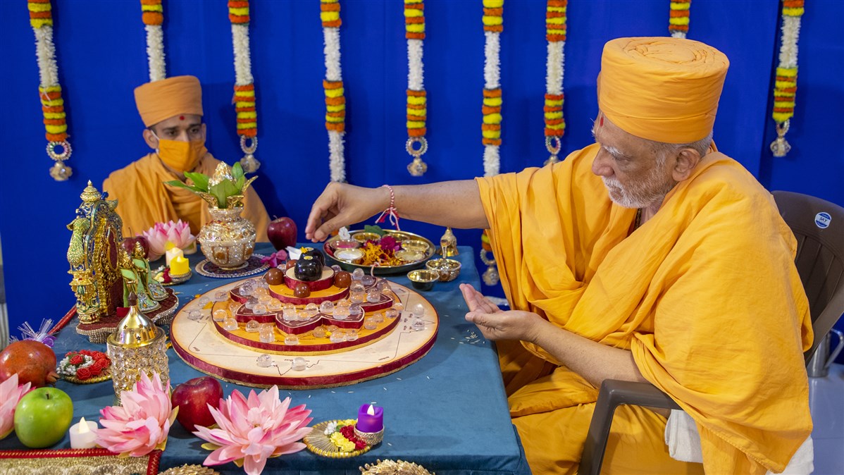 Atmaswarup Swami performs the mahapuja rituals