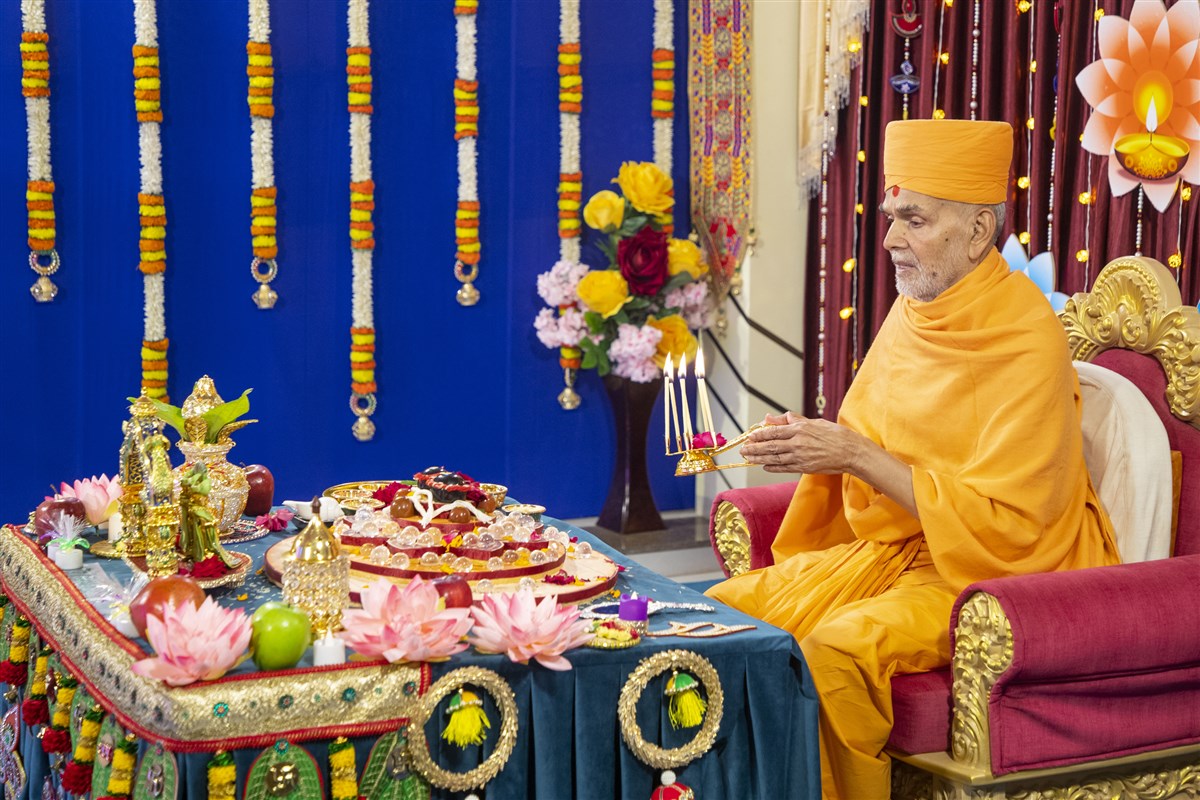 Swamishri performs the mahapuja arti