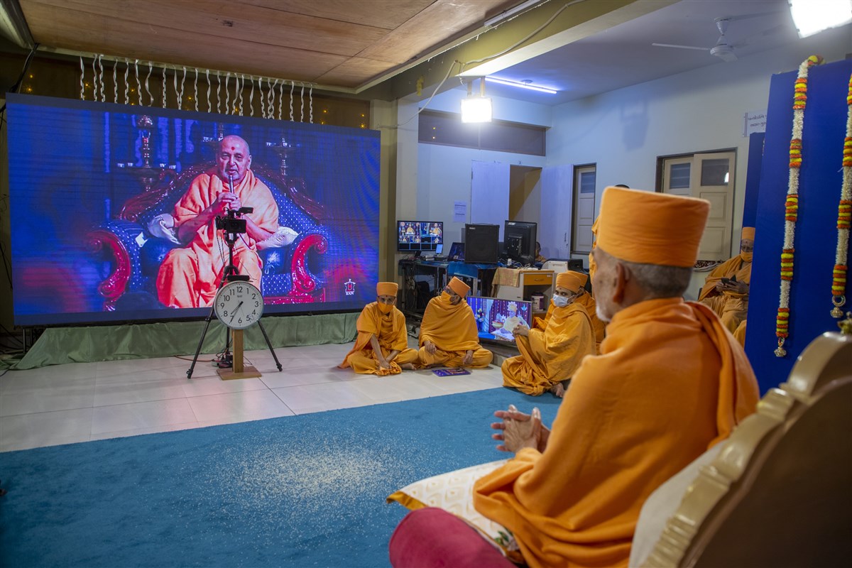 Swamishri observes HH Pramukh Swami Maharaj's video blessings
