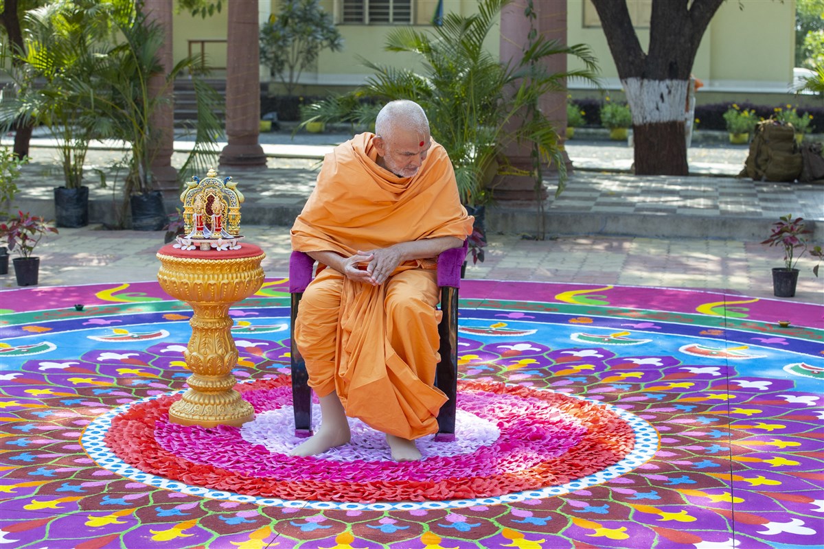 Swamishri observes the rangoli