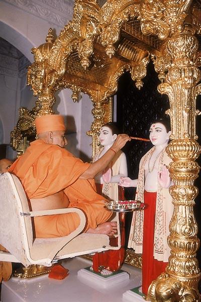  Swamishri performs the murti-pratishtha rituals of Shri Akshar Purushottam Maharaj   