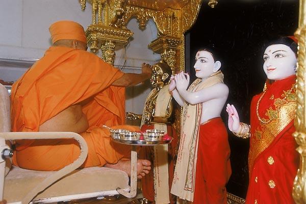  ... Shri Harikrishna Maharaj and Shri Radha Krishna Dev
