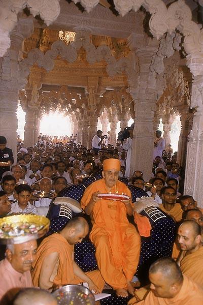  Swamishri and devotees perform the murti-pratishtha arti of Thakorji