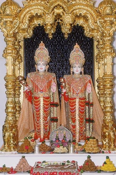  Bhagwan Swaminarayan and Aksharbrahma Gunatitanand Swami