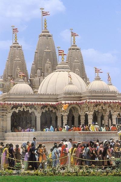  Devotees eagerly waiting for darshan of the deities in the newly opened BAPS Shri Swaminarayan Mandir, Bhavnagar