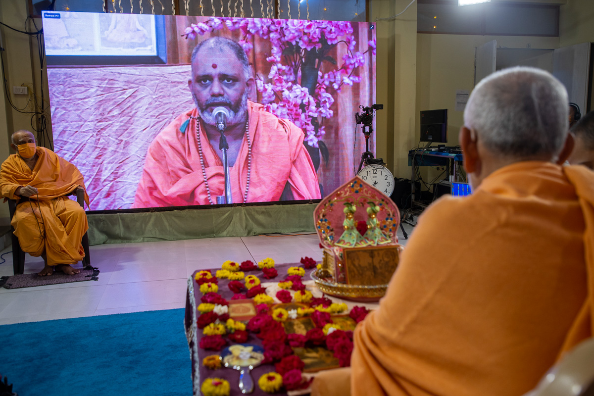 Anandvihari Swami sings a kirtan from Mumbai Mandir