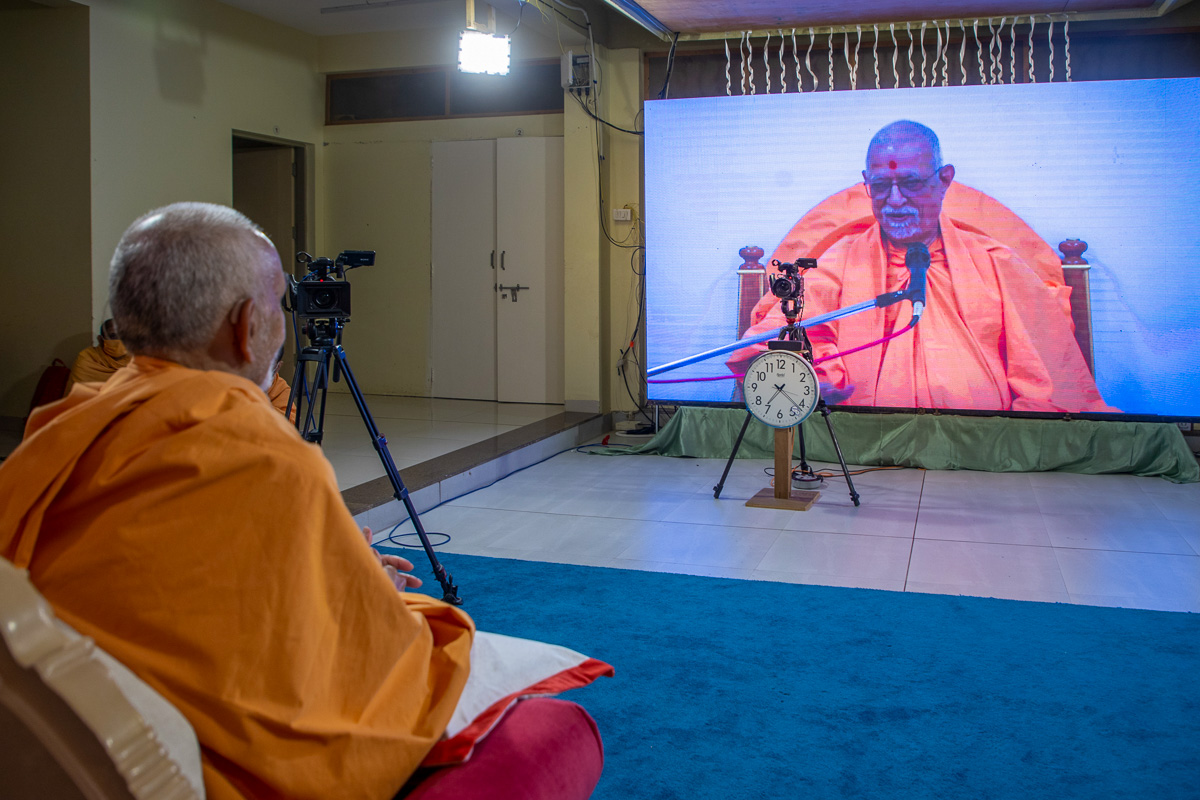 Pujya Swayamprakash Swami (Doctor Swami) addresses the assembly