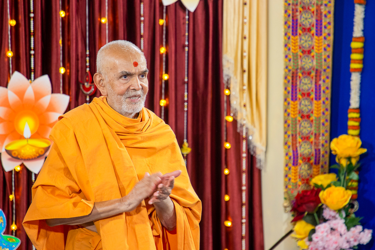 Swamishri praises sadhus